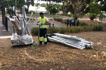 Los operarios están desmontando además la zona de calistenia del parque de San Juan para montar los nuevos elementos (Foto TA)